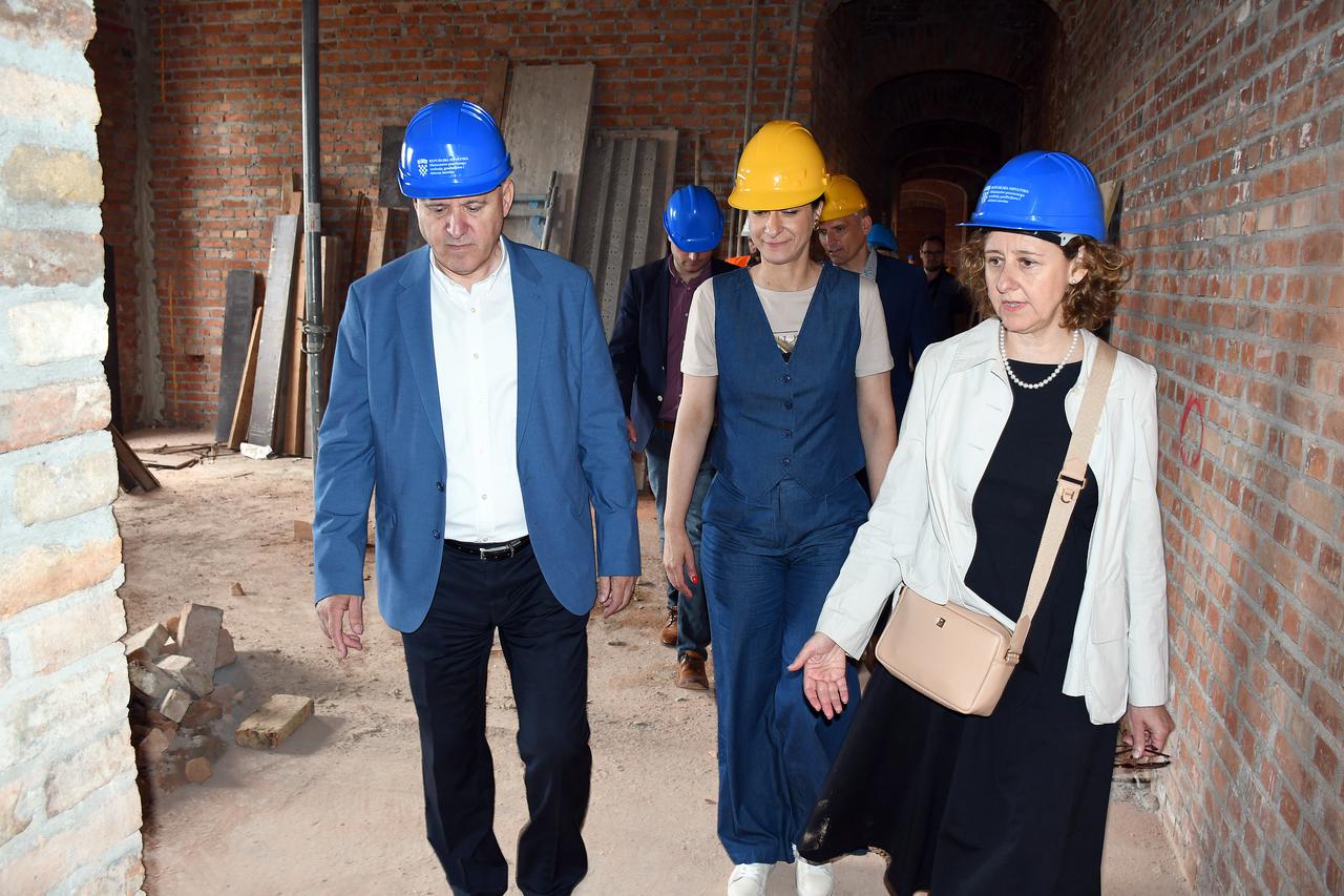 Ministar Branko Bačić u pratnji ministrice  Nine Obuljen Koržinek obišao je obnovljene objekte u središtu Petrinje