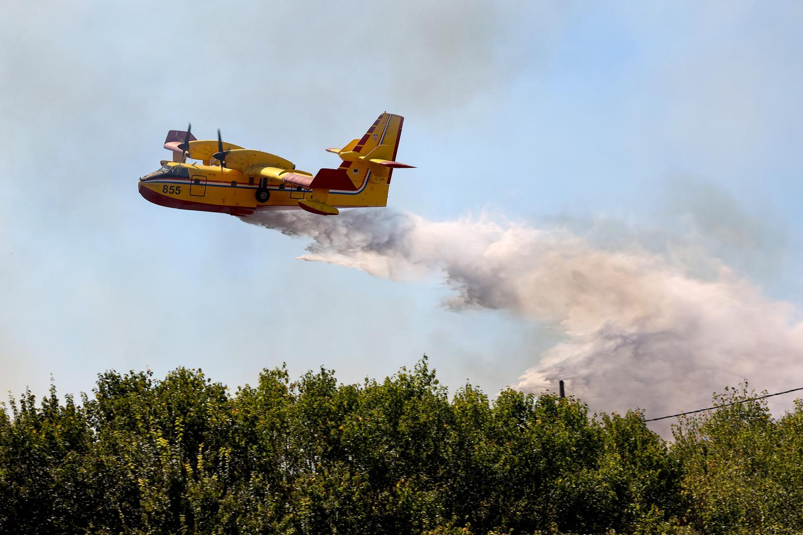 30.07.2024., Smokovic - Veliki pozar u Smokovicu nedale Zemunika zahvatio je i parkirana vozila. Vatrogasci se vore s vatrom. Photo: Sime Zelic/PIXSELL