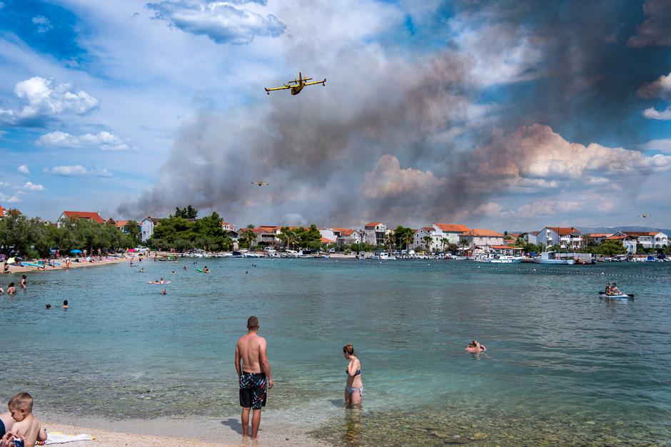 Buknuo požar kod Jadrije, kanaderi i vatrogasci na terenu