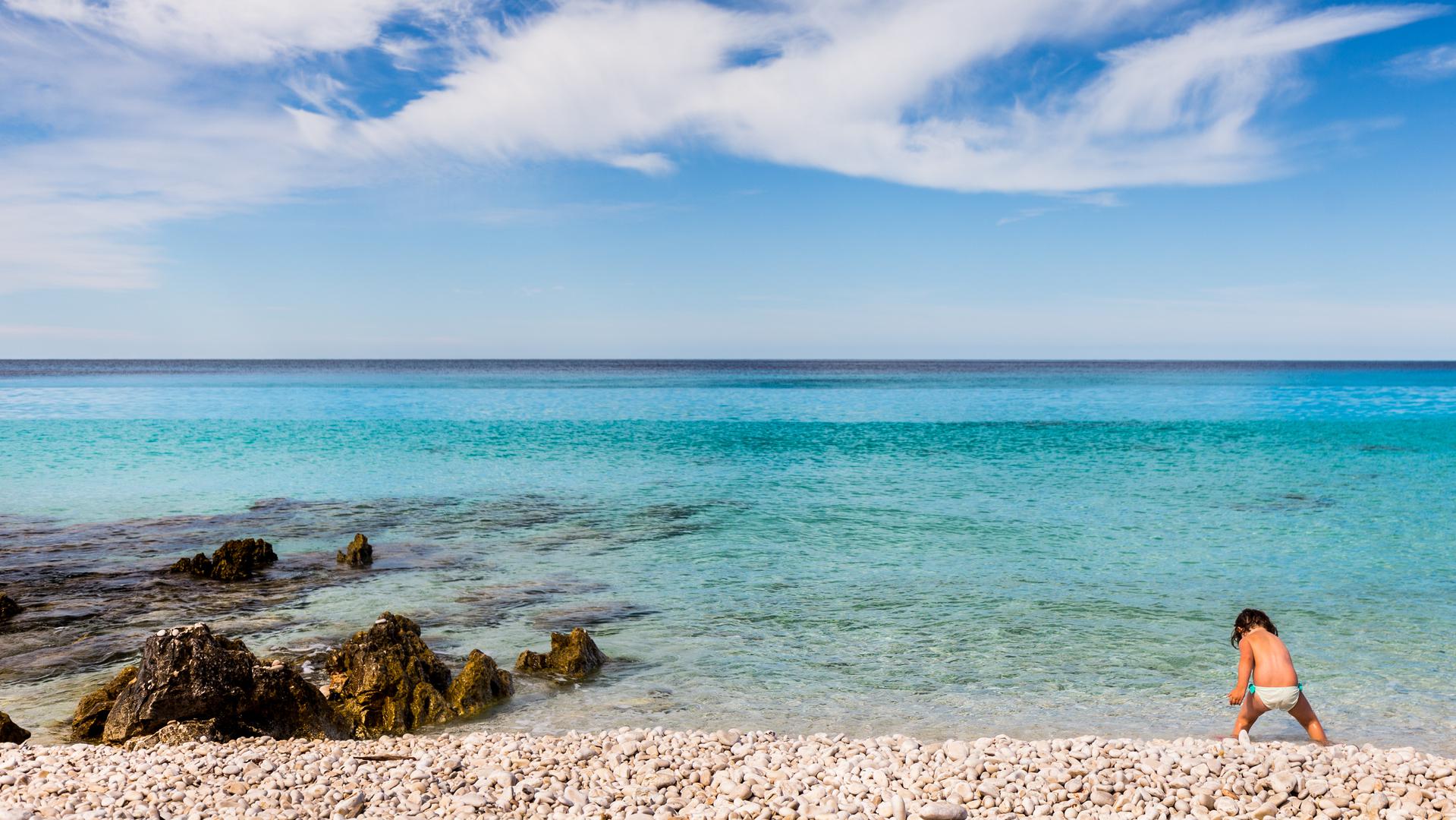 Veli žal, Palagruža: Do plaže se može doći autom ili brodom, a cesta je asfaltirana i dobro označena. Plaža Veli Žal je šljunčana plaža sa mjestimično pjeskovitim dijelovima, a kako se udaljavate prema rubovima plaže postaje i stjenovita. Idealna je za romantičare koji traže bijeg od stvarnosti, uz čisto more i prekrasnu prirodu.