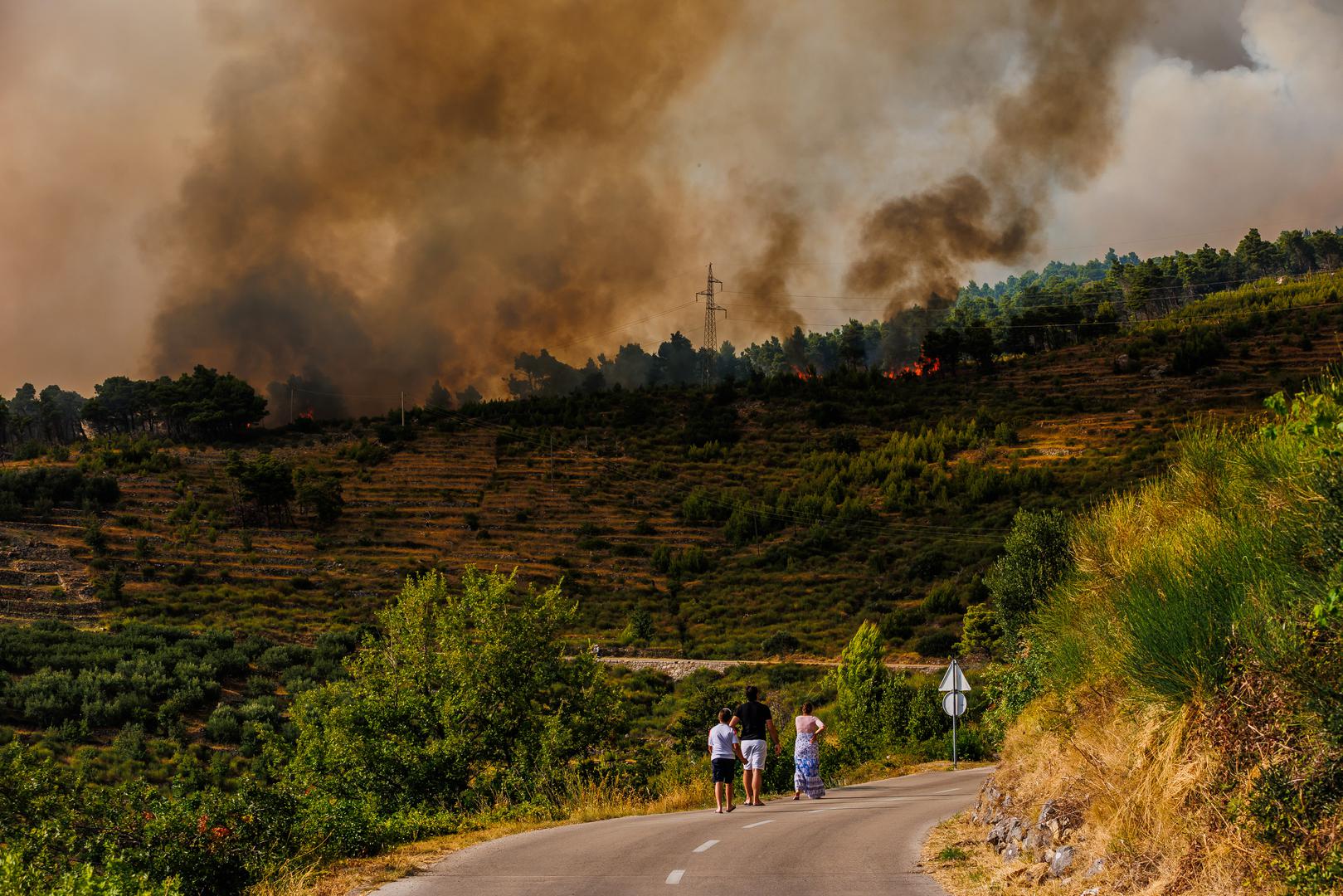 31.07.2024., Podgora  - Pozar koji je jucer buknio povise Tucepa prosirio se u poslijepodnevnim satima i na podgoru i ostatak Biokova. Photo: Zvonimir Barisin/PIXSELL