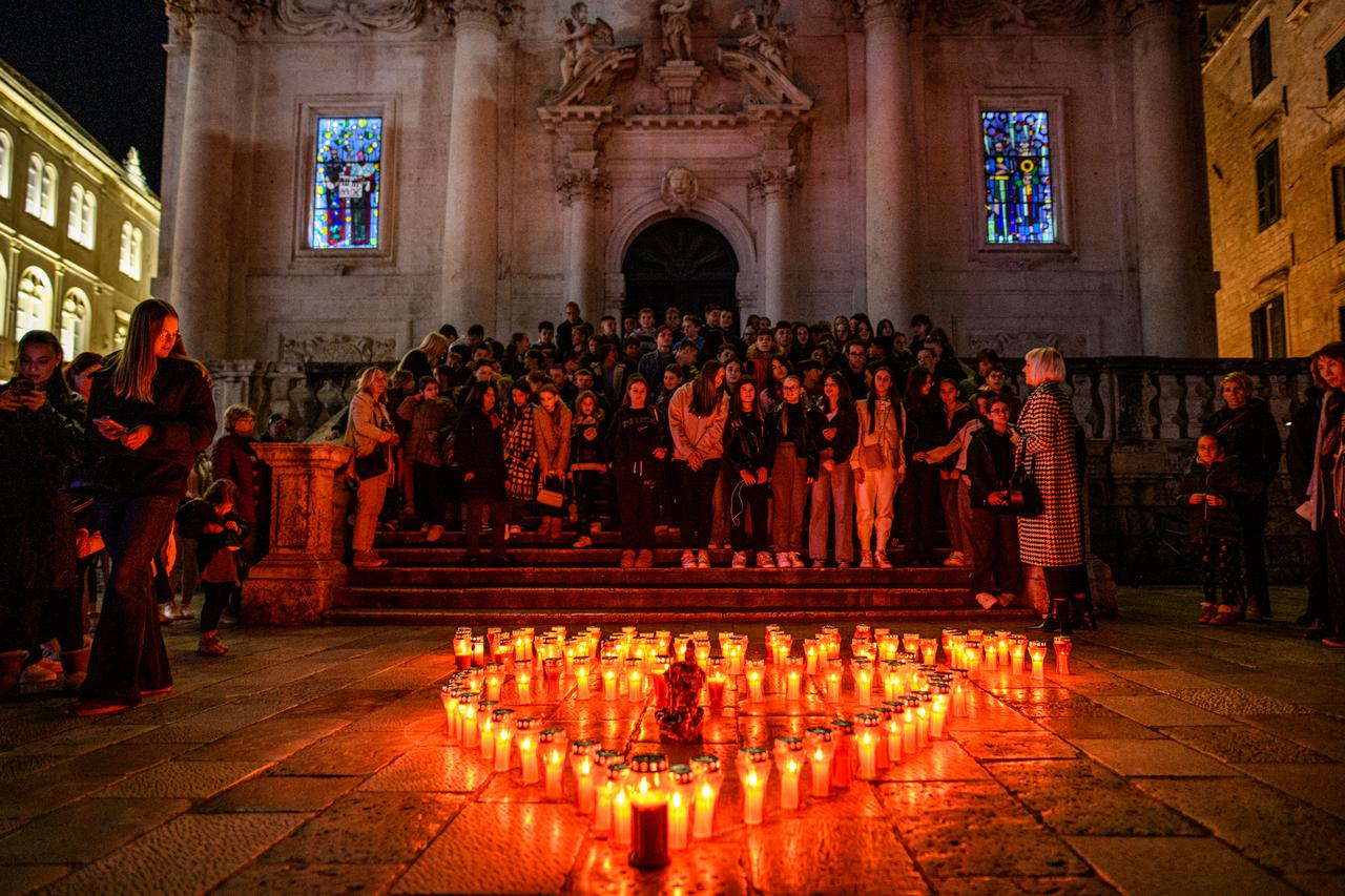 Dubrovnik: Na Stradunu i u Vukovarskoj ulici upaljene svijeće za Vukovar