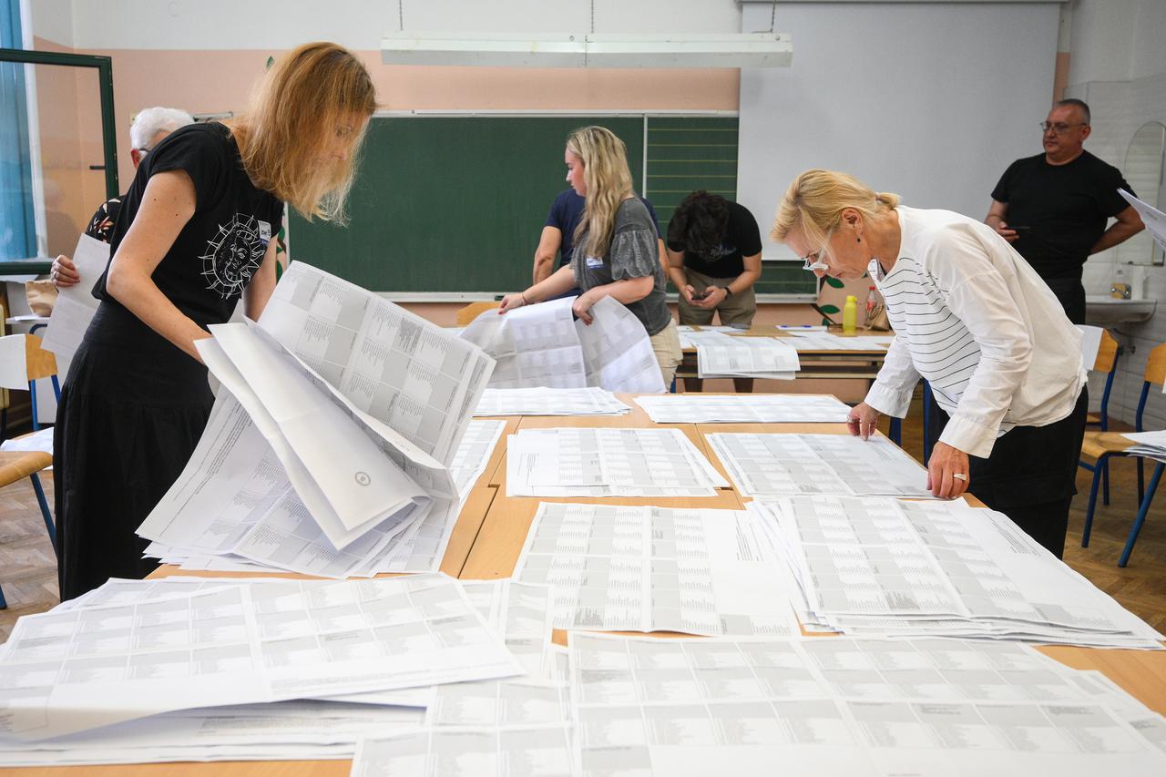Zagreb: Otvaranje glasačkih kutija nakon što su zatvorena birališta