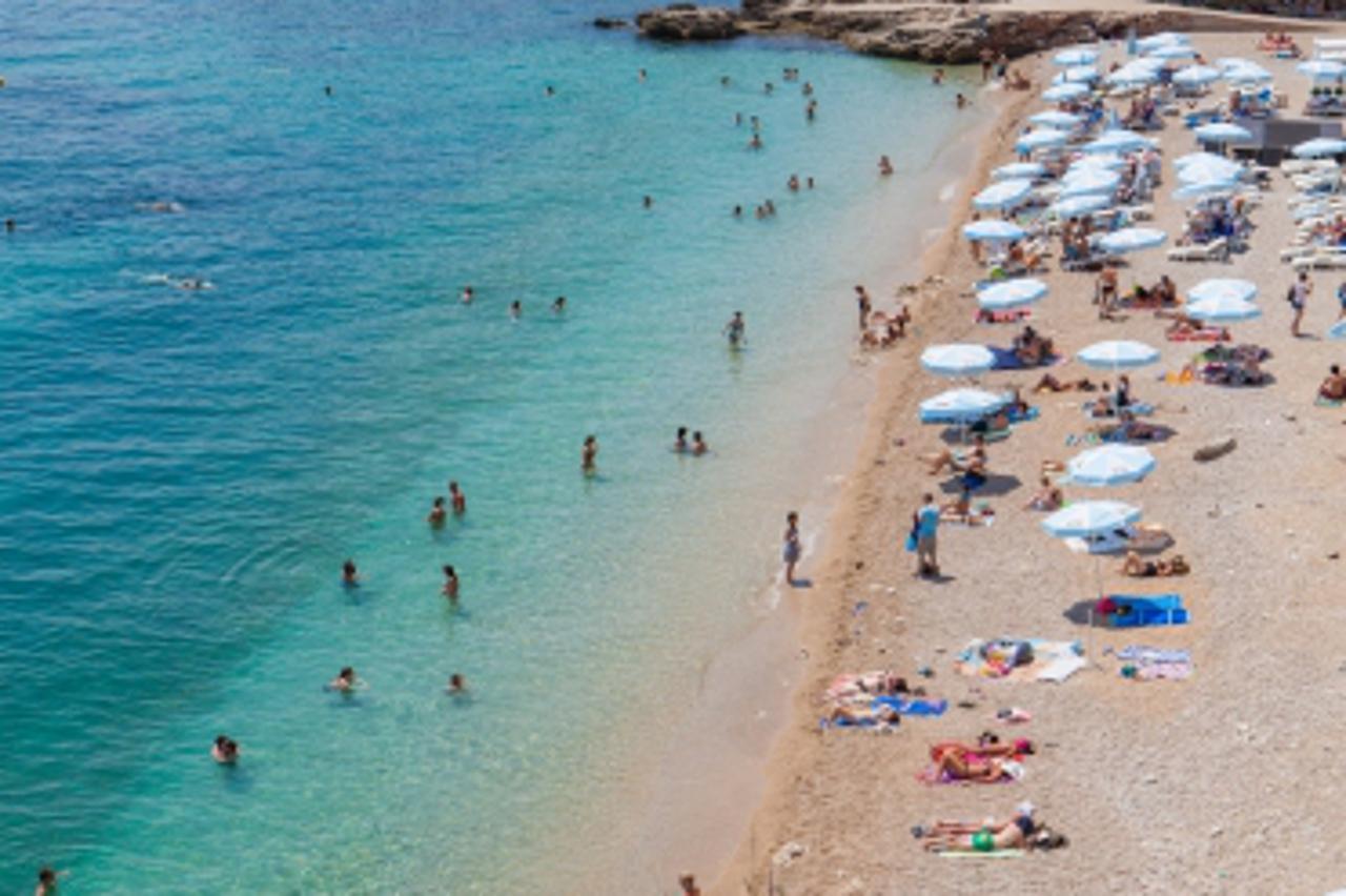 '20.06.2012., Plaza Banje, Dubrovnik - Izuzetno sparan dan u Dubrovniku. Hladovina, voda  i druga osvjezenja danas su bila prioritet. Photo: Grgo Jelavic/PIXSELL'