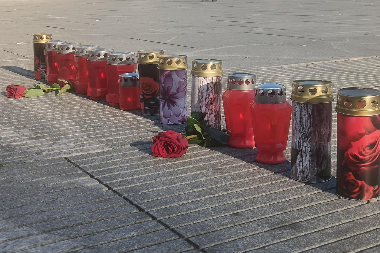 Beograd: 14 lampiona upaljeno je na Trgu Republike za 14 žrtava novosadske tragedije