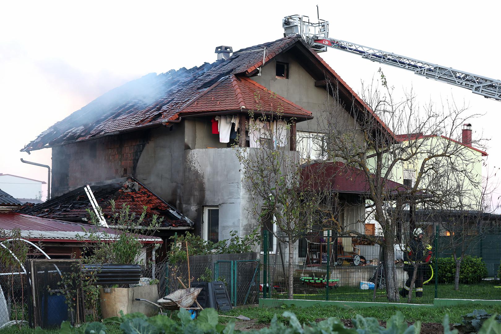 U poslijepodnevnim satima izbio je požar na obiteljskoj kući u Furjanićkoj ulici u Zagrebu. 