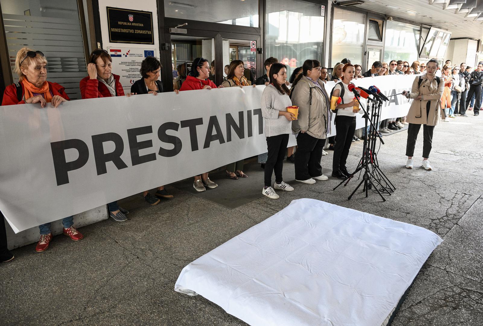 "Naša glavna poruka je da institucionalno nasilje treba prestati i da nam je dosta toleriranja nasilja, dosta nam je toleriranja pogreški institucija koje vode u krajnjoj liniji do velike eskalacije nasilja", izjavila je koordinatorica Ženske mreže Hrvatske Sanja Juras u izjavi za medije. 