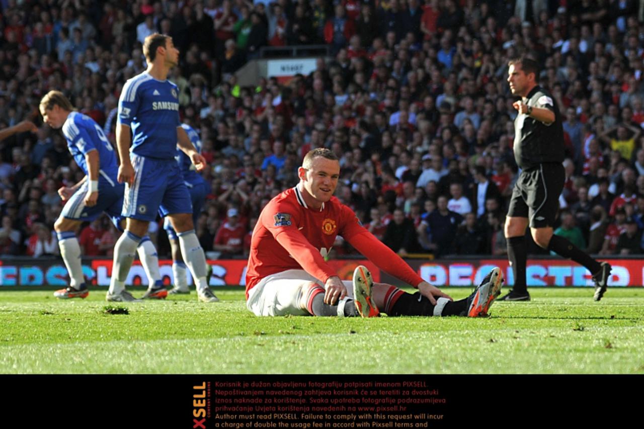 'Manchester United\'s Wayne Rooney (2nd right) reacts after he slips as he misses a penalty Photo: Press Association/Pixsell'