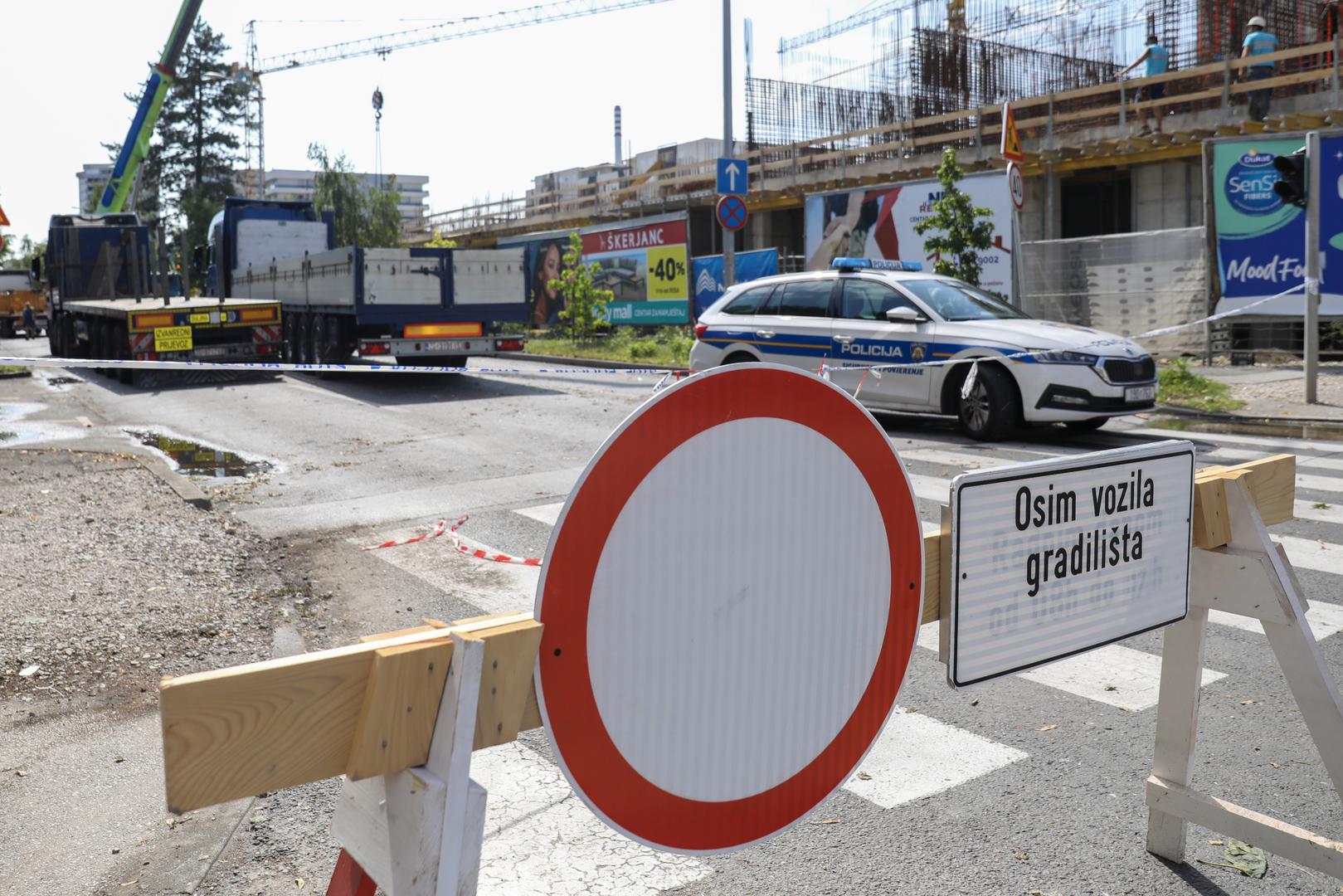 20.07.2023., Zagreb, Hrvatska - Uslijed strasnog nevremena i oluje u Prilazu baruna Filipovica pala je dizalica koja se ukopala u cestu. Photo: Emica Elvedji/PIXSELL