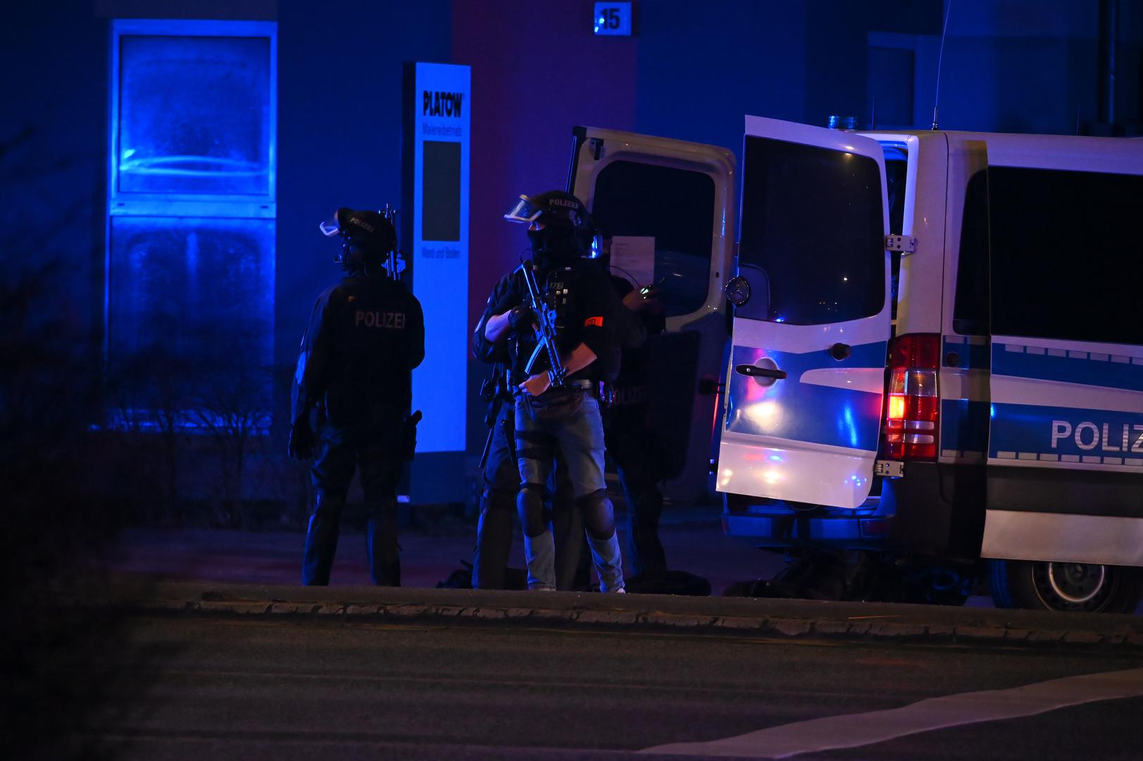 09 March 2023, Hamburg: Police officers in special equipment are on duty in Hamburg. Shots have been fired and the police are on the scene with strong forces. Photo: Jonas Walzberg/dpa Photo: Jonas Walzberg/DPA