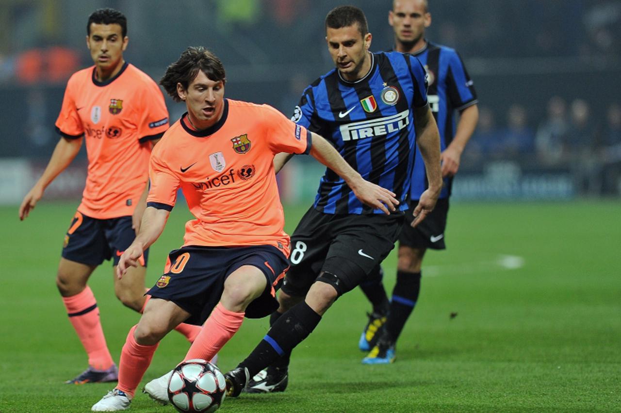 'Barcelona\'s Argentinian forward Lionel Messi (2ndL) fights for the ball with Inter Milan\'s Brazilian midfielder Thiago Motta during their UEFA Champions League first leg semifinal Inter Milan vs Ba