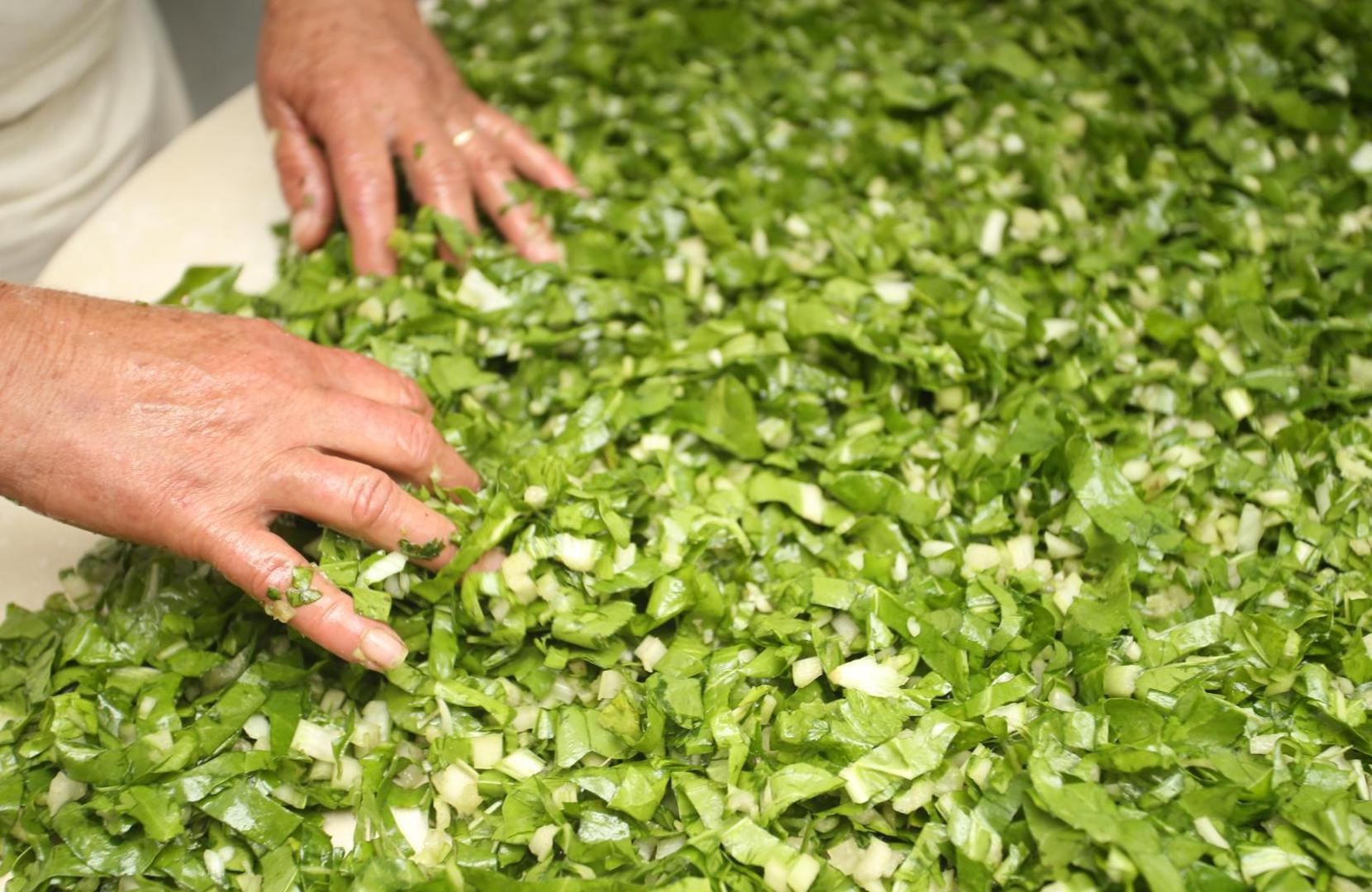 09.06.2020., Zvecanje - Bracni par Milicevic, Ruzica i Nikola, na tradicionalan nacin pripremaju i peku poljicki soparnik. Photo: Ivo Cagalj/PIXSELL