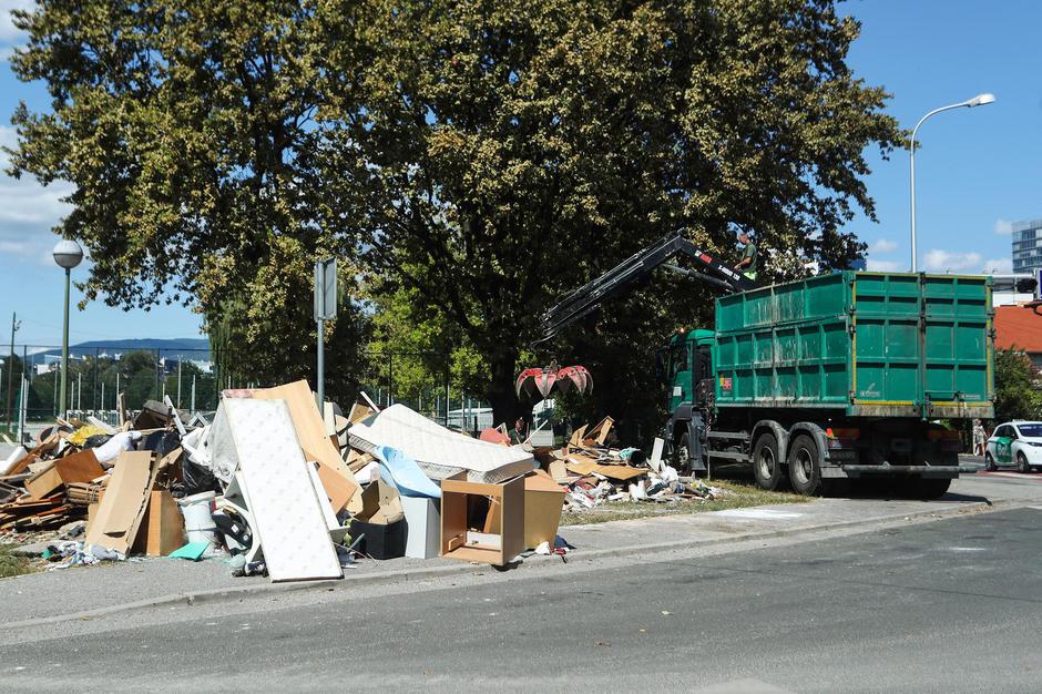 Zagreb: Djelatnici ?isto?e kamionima odvoze glomazni otpad