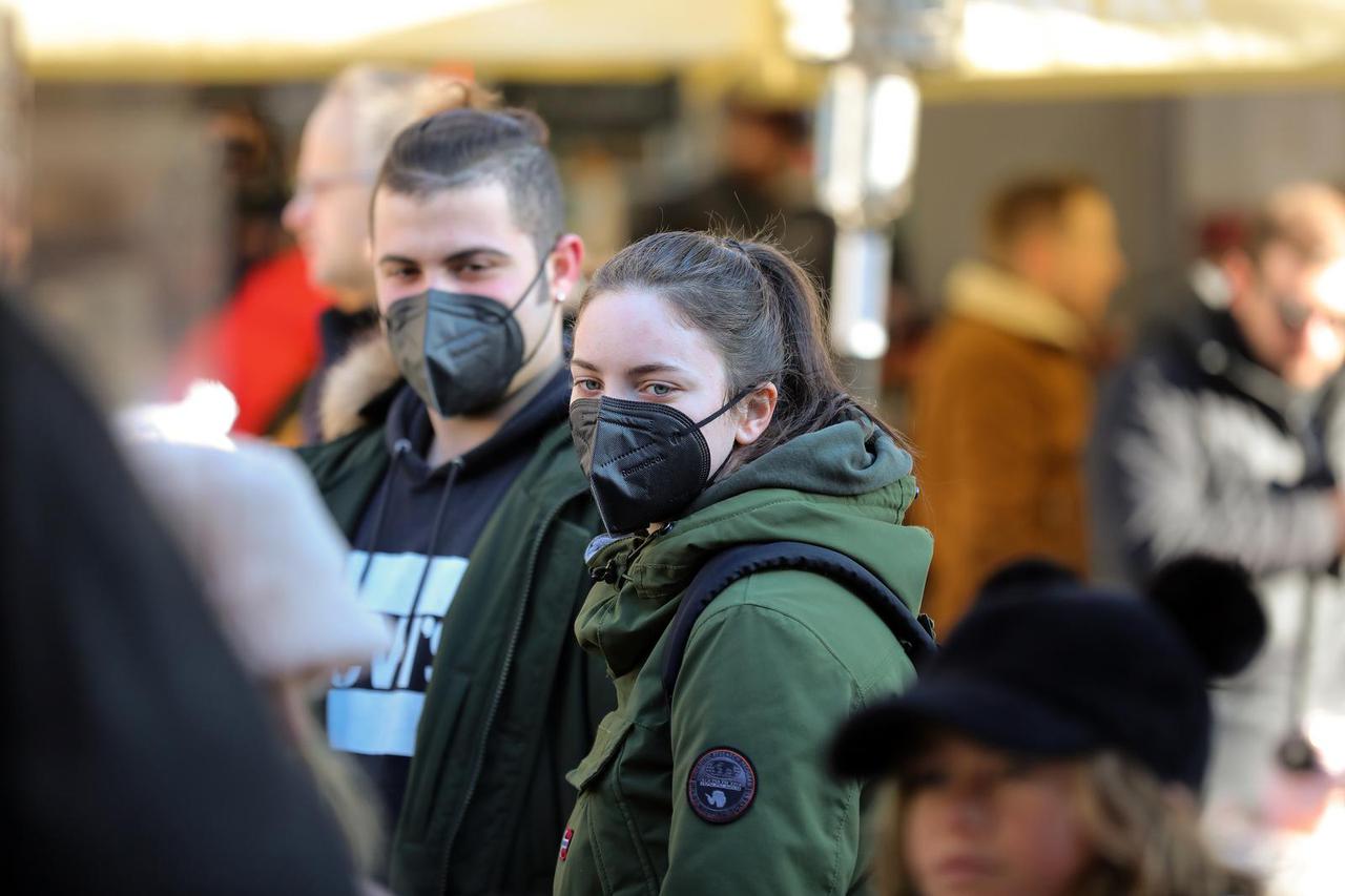 Zagreb: Građani bezbrižno šetaju gradom 