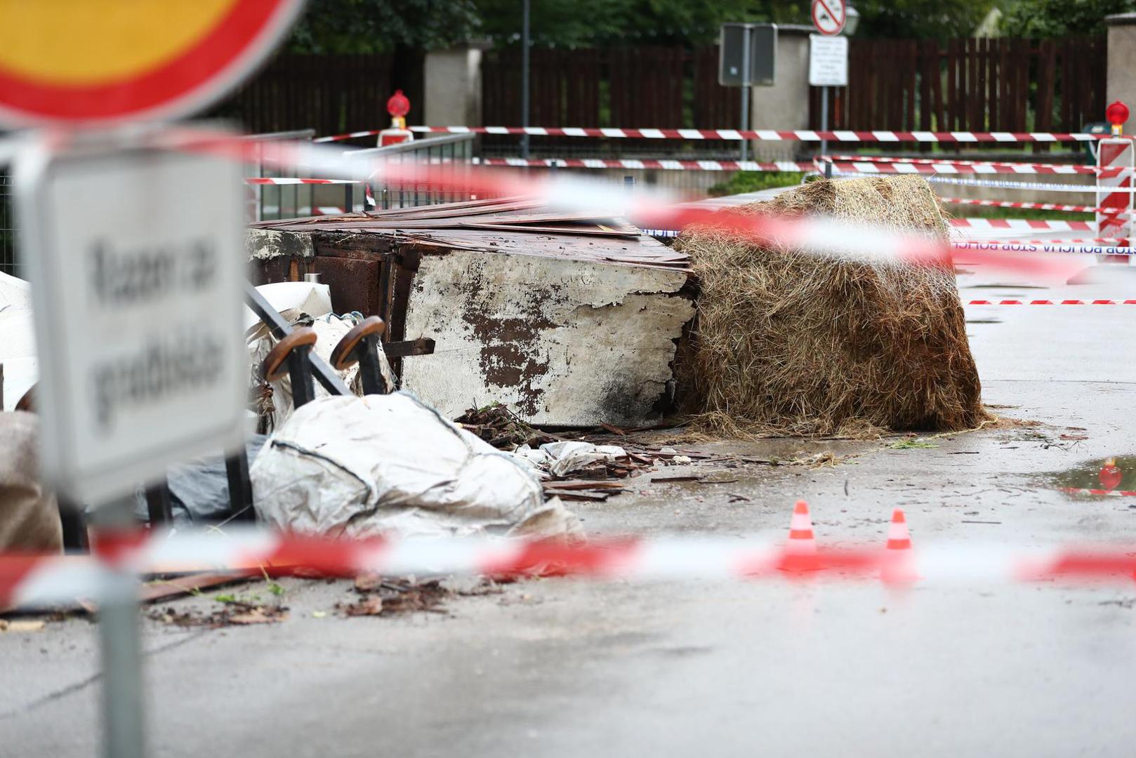 04.08.2023., Menges, Slovenija - Stanovnici i vatrogasci bore se s posljedicama velike poplave Photo: Matija Habljak/PIXSELL