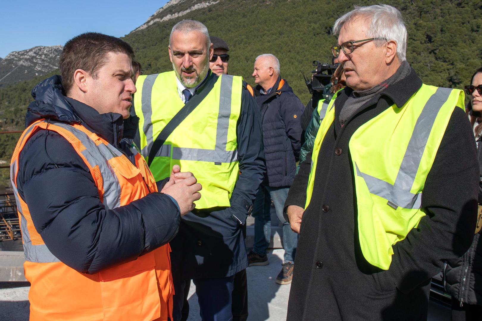 09.02.2023.,Ston - Potpredsjednik Vlade i ministar mora, prometa i infrastrukture Oleg Butkovic obisao je radove u sklopu izgradnje obilaznice Stona, zavrsne faze projekta „Cestovne povezanosti s juznom Dalmacijom“. Uz potpredsjednika Vlade i ministra Butkovica obilasku su nazocili i predstavnici Hrvatskih cesta te regionalne i lokalne vlasti s podrucja Dubrovacko-neretvanske zupanije. Photo: Grgo Jelavic/PIXSELL