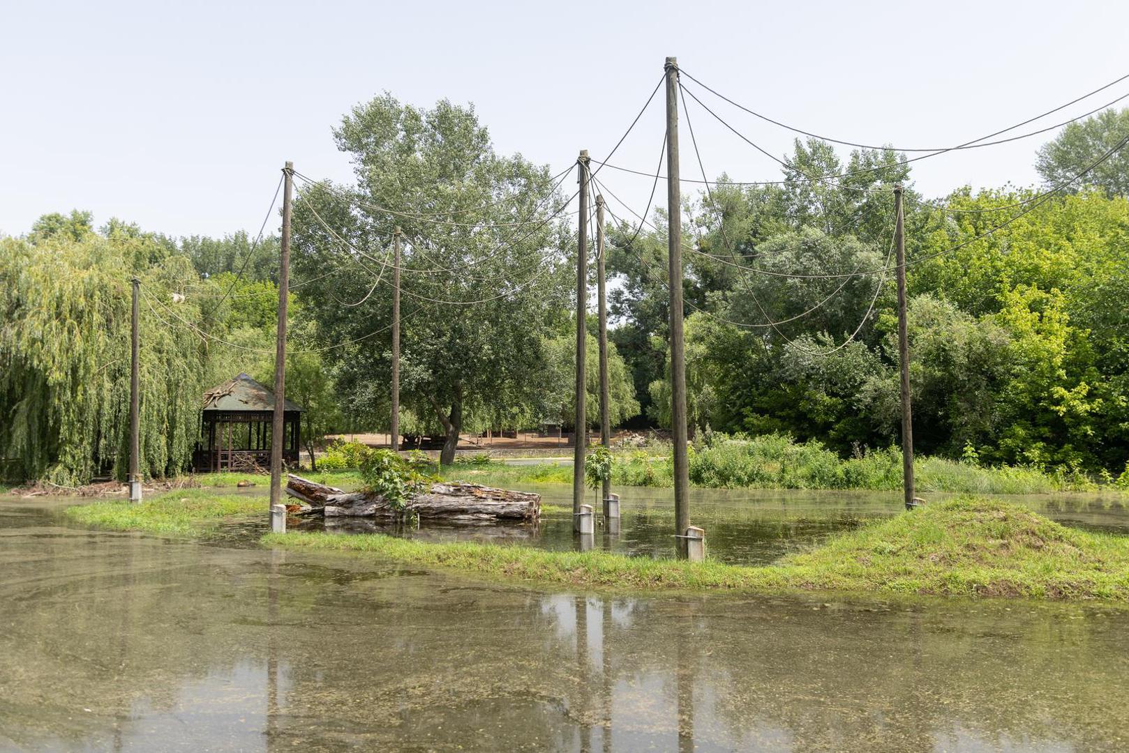 Poplavljeni dio vrta je ograđen i postavljen je novi privremeni putokaz za posjetitelje.