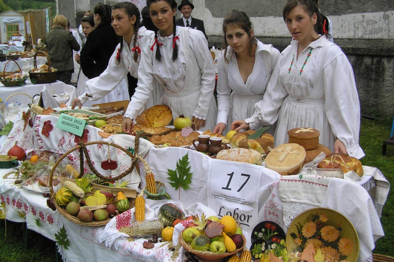 'zagorje - 13. 10. 2010.,Lobor, Hrvatska - Zupanijska smotra Dani kruha- Dani zahvalnosti za plodove zemlje; zupaniju ce na drzavnoj smotri predstavljati SS Bedekovcina'