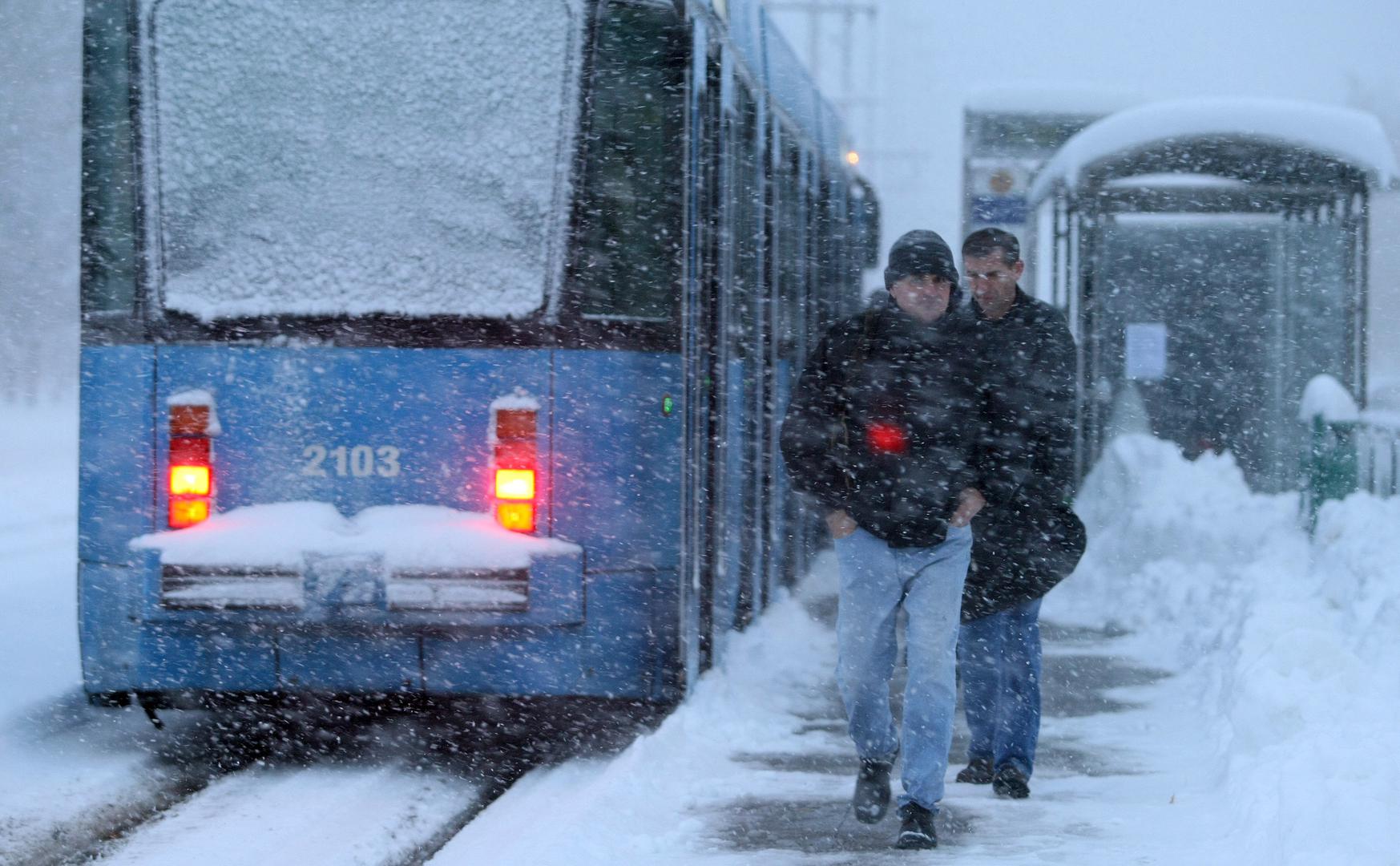 Prema prognozi Državnog hidrometeorološkog zavoda, utorak u Zagrebu donosi povremenu kišu, uz temperature između 2 i 5 °C. Na kopnu prevladava oblačno vrijeme, a lokalno može pasti i vrlo malo kiše ili rosulje.