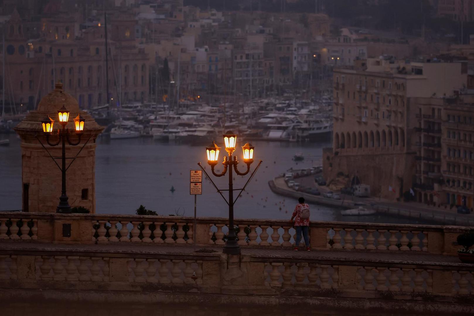 9. Malta: Malta je mali otok u Sredozemnom moru i ima mnogo toga za ponuditi, od istraživanja povijesnog grada Vallette do kupanja u veličanstvenoj Plavoj laguni. Prilikom posjeta u jesen te krajem rujna i u listopadu očekujte temperature od oko 21-24 stupnja Celzijusa.