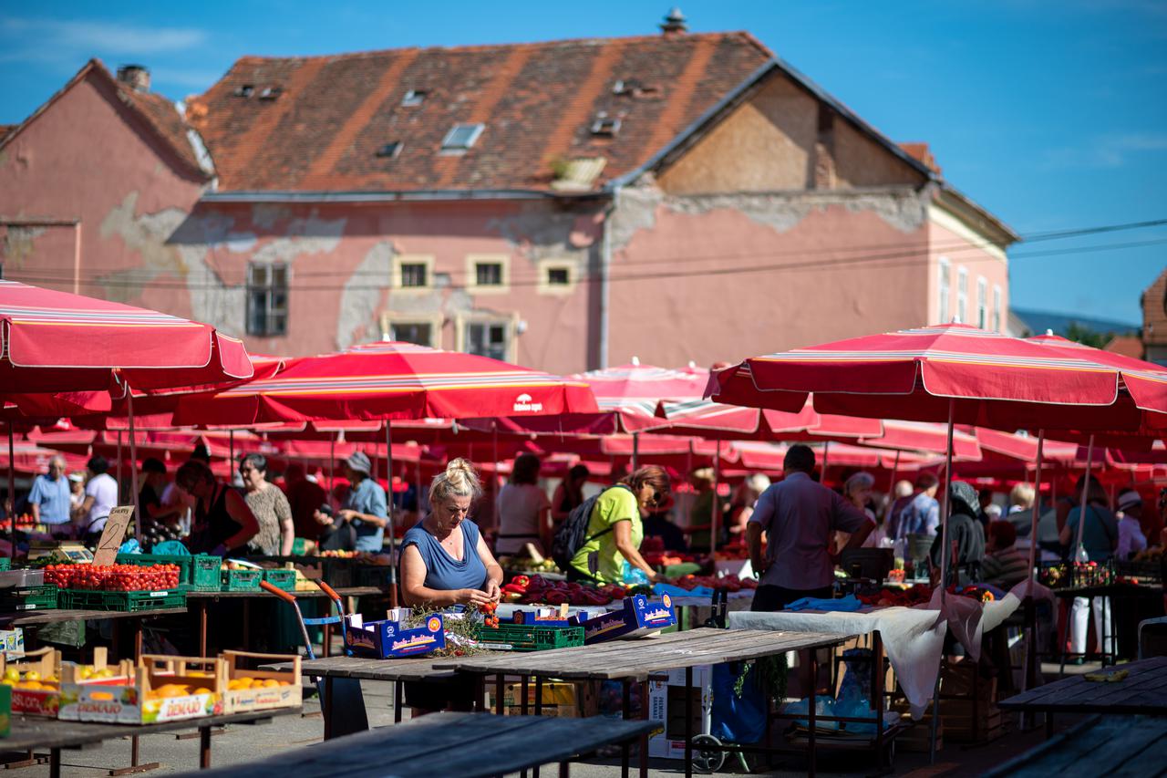 Zagreb: Tržnica Dolac u prijepodnevnim satima