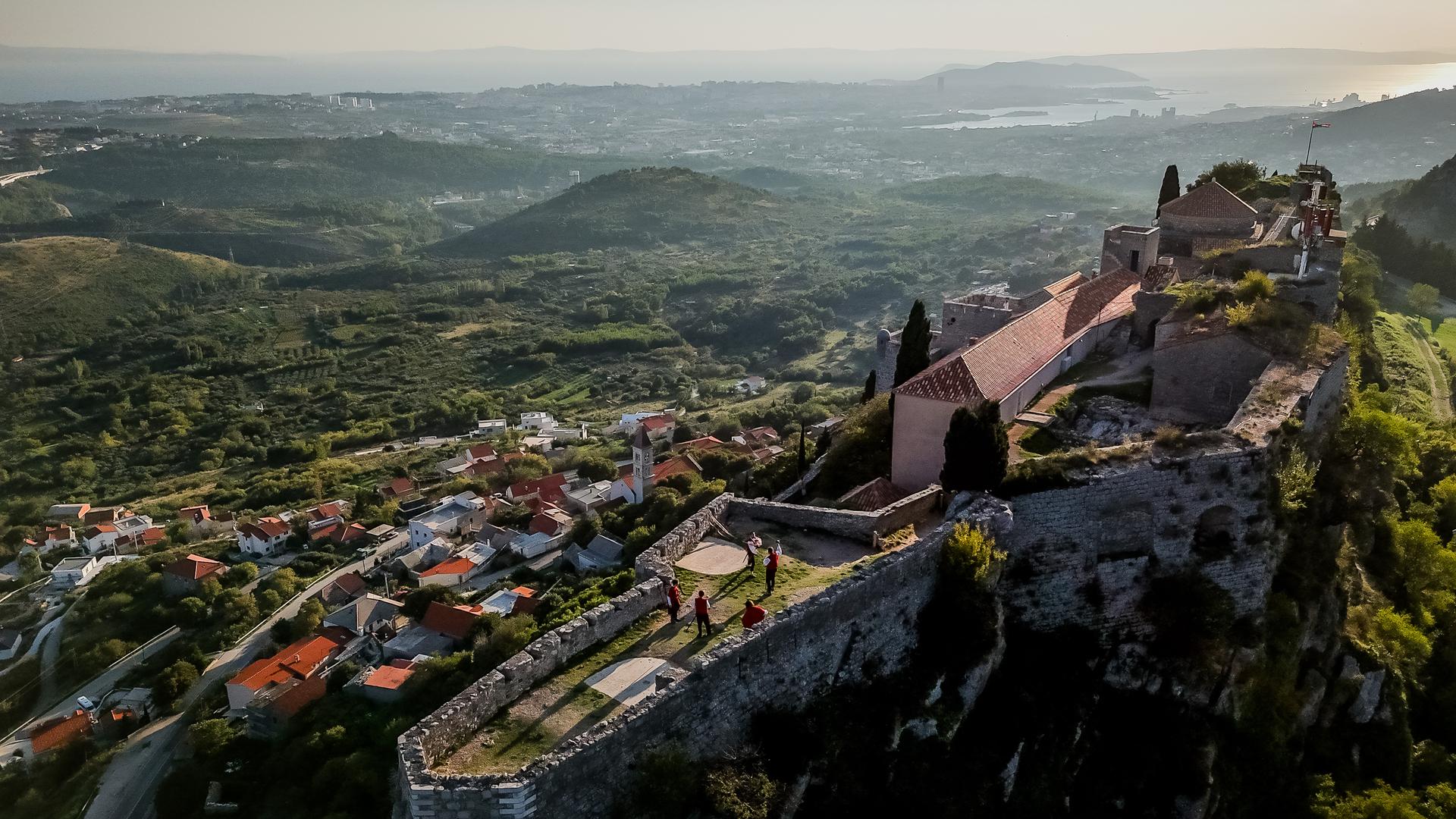 Danas, tvrđava Klis stoji kao simbol bogate povijesti i kulture Dalmacije. Njene impresivne zidine i strateška lokacija svjedoče o svim bitkama i događajima koji su oblikovali ovaj kraj.