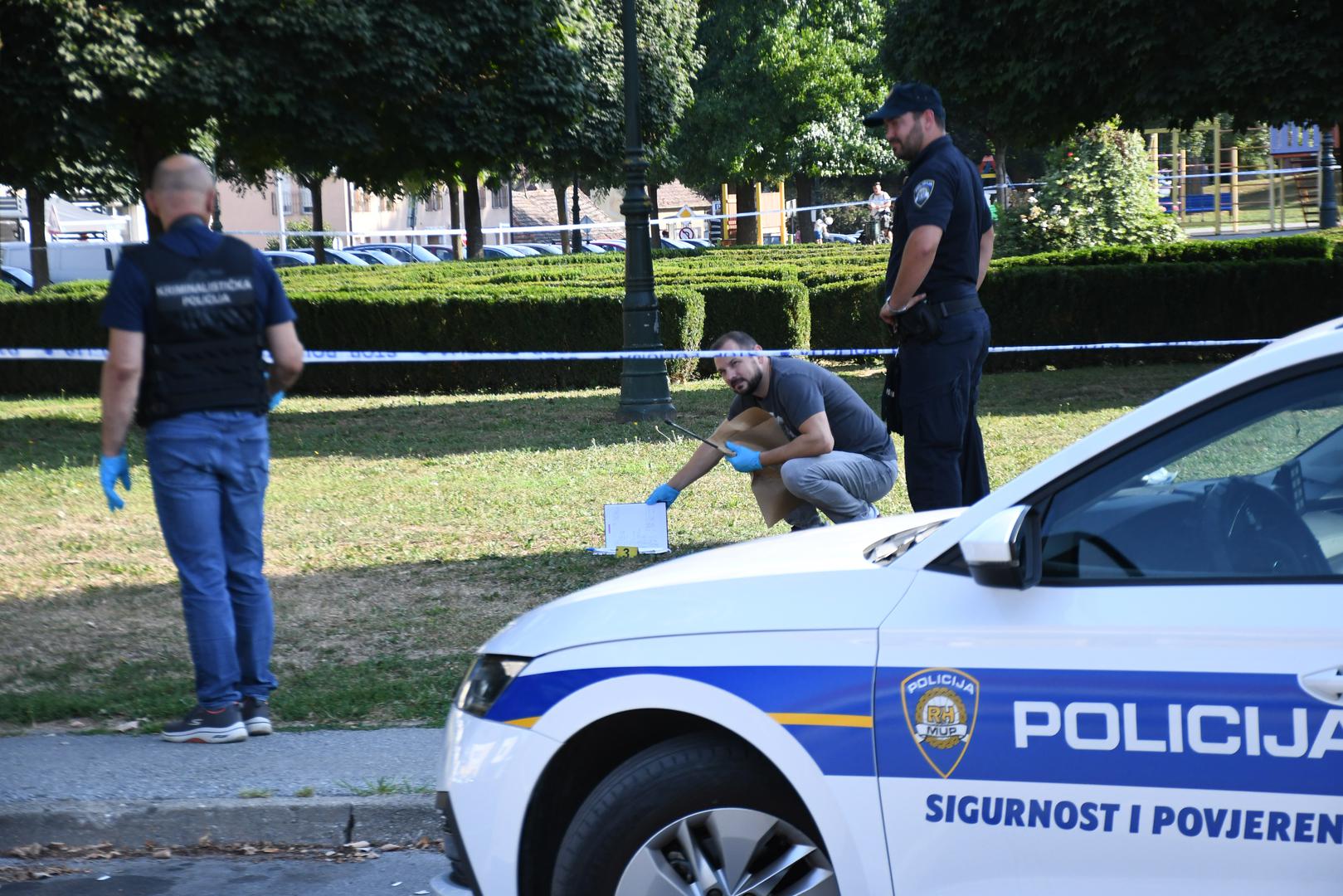 16.08.2024., Bjelovar - Na Trgu hrvatskih branitelja kod tzv. labirinta nocas je doslo do tjelesnog sukoba vise osoba i uporabe vatrenog oruzja. U sukobu je 6 osoba zadobilo ozljede od kojih je jedna osoba zadobila prostrjelnu ranu na vratu. Ocevid je u tijeku nakon cega ce biti poznati detalji. Photo: Damir Spehar/PIXSELL