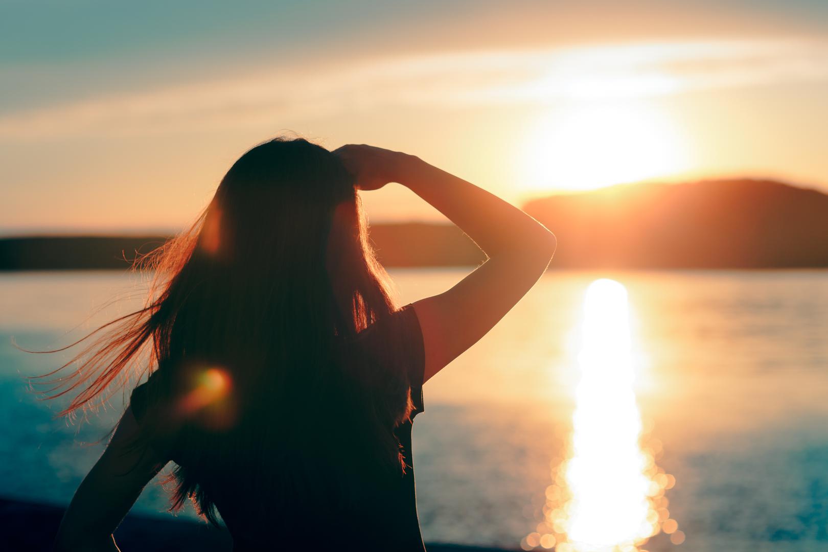 Previše ultraljubičastog svjetla može oštetiti vid
Da, to je točno. Postoji razlog zbog kojeg liječnici upozoravaju da nikako ne treba gledati u sunce. Previše izlaganja ultraljubičastim A i B zrakama može 'prouzročiti nepovratno oštećenje mrežnice', rekao je dr. Ehrlich. To također može povećati rizik od razvoja katarakte, dodao je. Previše izlaganja UV svjetlu može povećati rizik i od razvoja raka u oku, upozorava dr. Ehrlich - iako je taj rizik nizak. Nošenje sunčanih naočala može ponuditi zaštitu.