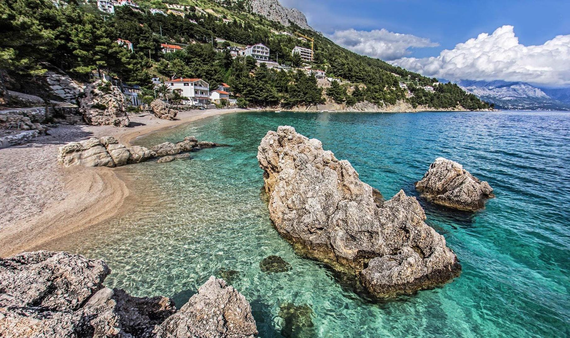 Kako bi to otkrili, napravili su neuređivane snimke zaslona Google karte 200 plaža diljem svijeta i upotrijebili alate kako bi pronašli RGB kod svake vodene površine. Ovo je zatim unakrsno referencirano s RGB kodom najplavije nijanse plave na svijetu (YInMn Blue), koju je Državno sveučilište Oregon službeno proglasilo najplavijom nijansom plave 2016. godine.