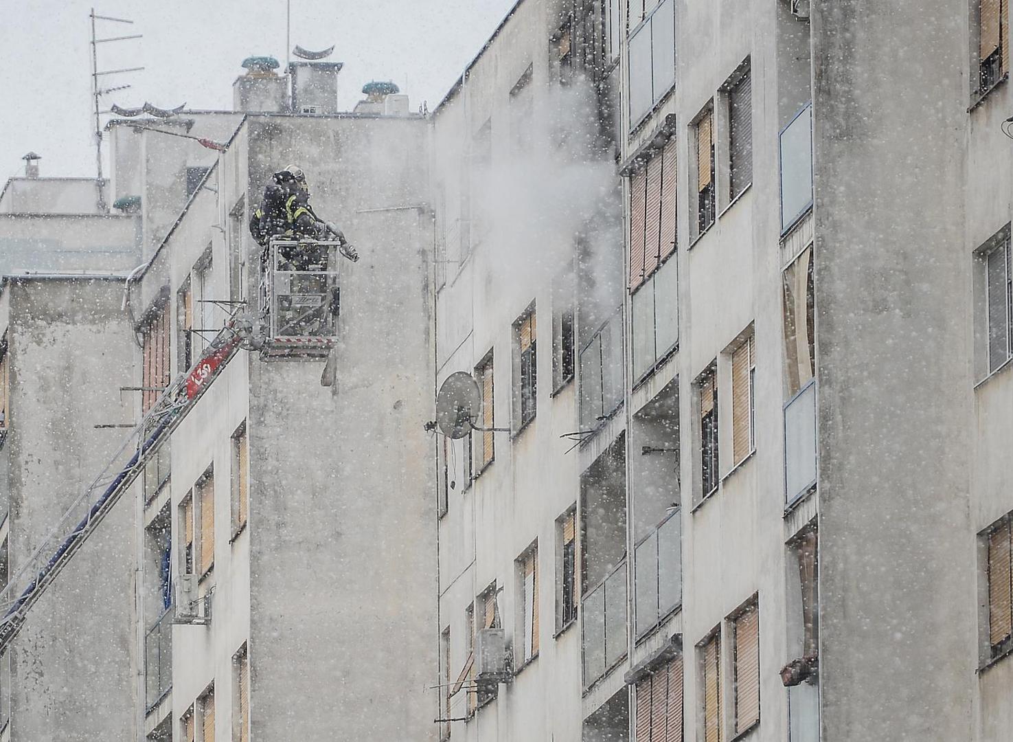 25.03.2020., Zagreb - U zagrebackom naselju Slobostina doslo je do pozara stana, vatrogasci i policija na terenu. Photo: Marko Prpic/PIXSELL