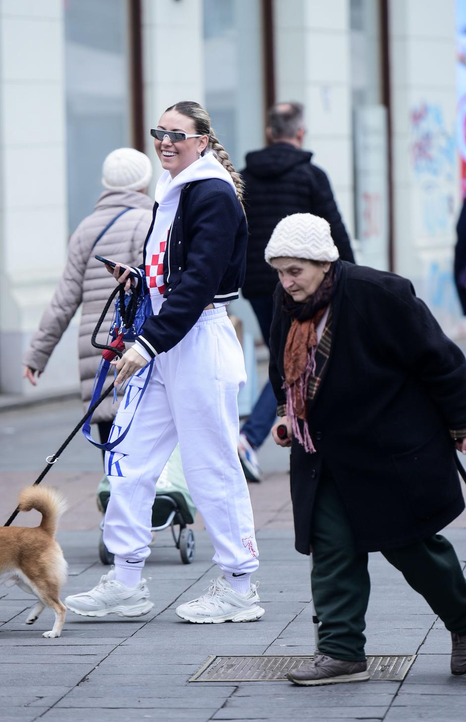 Zagreb: Leticija, najstarija kći Anice i Roberta Kovača, u šetnji s psićem