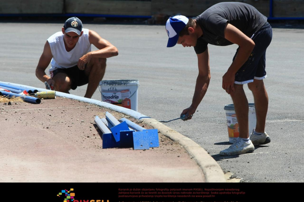 '09.07.2011., Zagreb -  Stadion Maksimir, Radovi na obnovi stadiona privode se kraju. Radnici rade punom parom i po visokim temperaturama.Photo: Marko Prpic/PIXSELL'