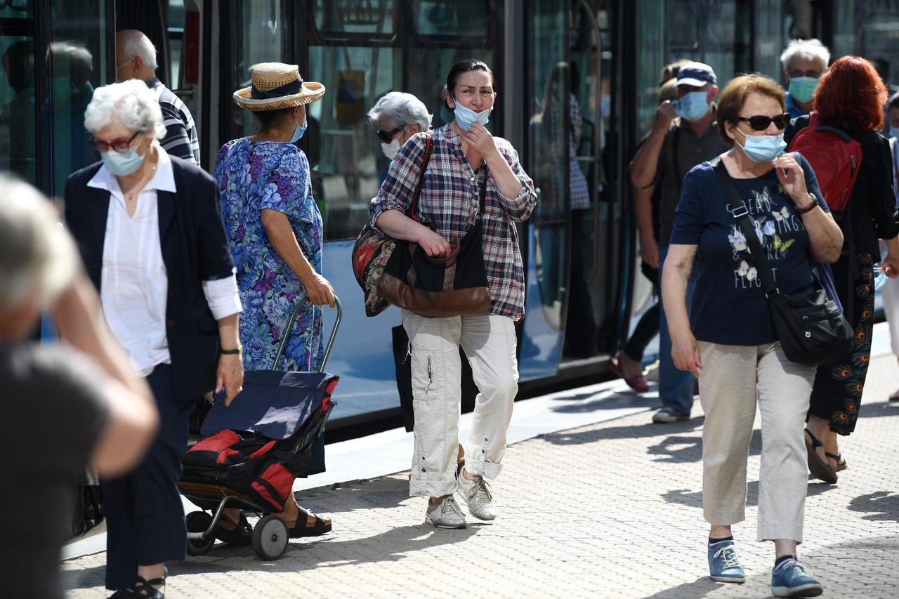 Zagrepčani se pridržavaju preporuka za nošenje maski