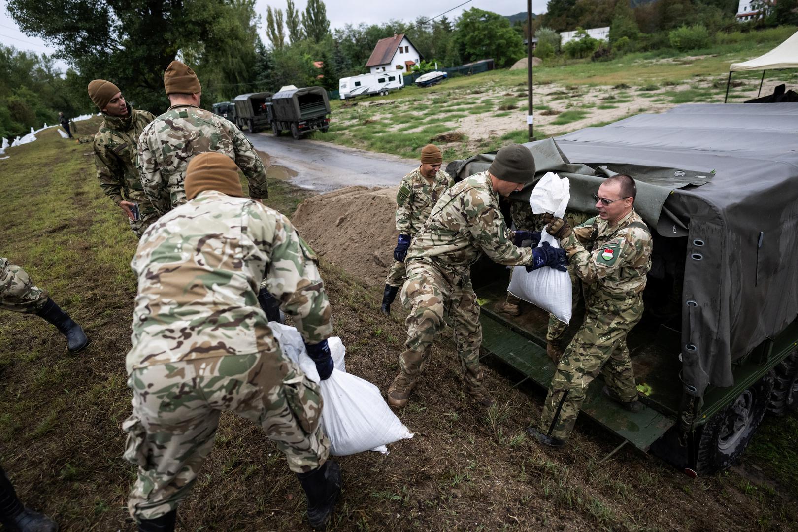 Soldiers carry sandbags to strengthen the dam along the river Danube in Pilismarot, Hungary, September 16, 2024. REUTERS/Marton Monus Photo: MARTON MONUS/REUTERS