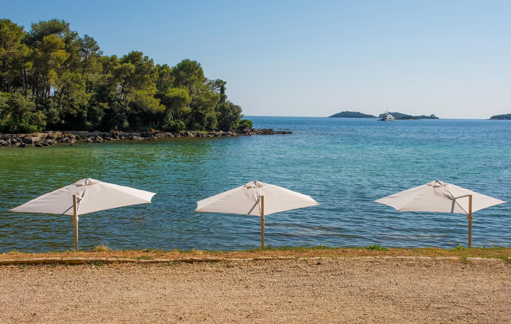 Plaža za pse Cuvi, Rovinj: Baš kao i Pula, prekrasni Rovinj apsolutno je uvijek vrijedan posjeta. Vjerojatno će se i vaš pas složiti kada vidi plažu na kojoj se može kupati u Cuviju. Imajte na umu da je psima dozvoljen boravak samo na zapadnom dijelu. No, plaža je označena znakovima tako da nećete imati brige da se vaši ljubimci nalaze na nedopuštenom dijelu. Osim velike šljunčane uvale, Cuvi je u pravilu kameno – šljunčana plaža obgrljena borovom šumom.