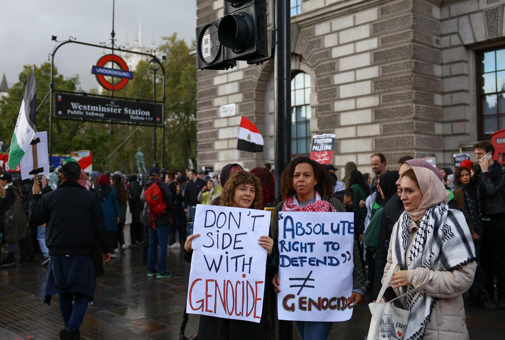 Demonstrators hold signs as they protest in solidarity with Palestinians in Gaza, amid the ongoing conflict between Israel and the Palestinian Islamist group Hamas, in London, Britain, October 21, 2023. REUTERS/Hannah McKay Photo: HANNAH MCKAY/REUTERS