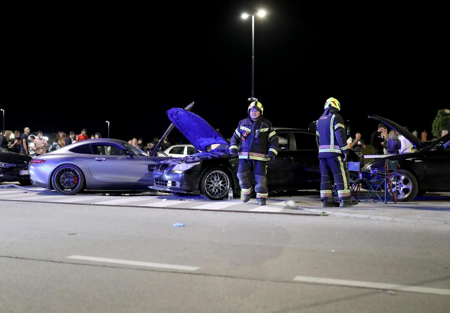 16.06.2023., Zagreb - Teska prometna nesreca dogodila se u veceras oko 22 sata u Buzinu kada je vozac automobila naletio na vise pjesaka na parkiralistu trgovackog centra. Više ozljedjenih osoba lezalo je na podu po dolasku hitnih sluzbi te su pozvana jos troja kola hitne pomoc. 
Osobu koja se nalazila ispod osobnog vozila oslobodili su djelatnici Hitne medicinske pomoci.  Photo: Emica Elvedji/PIXSELL