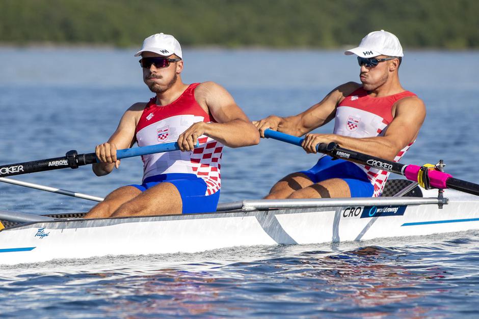 Sinj: Hrvatski veslači, braća Patrik i Anton Lončarić treniraju na Peručkom jezeru