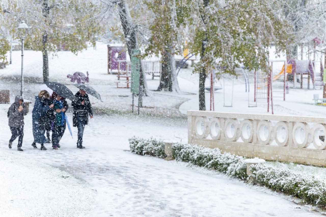 Našice: Snijeg zabijelio Dvorac Pejačević