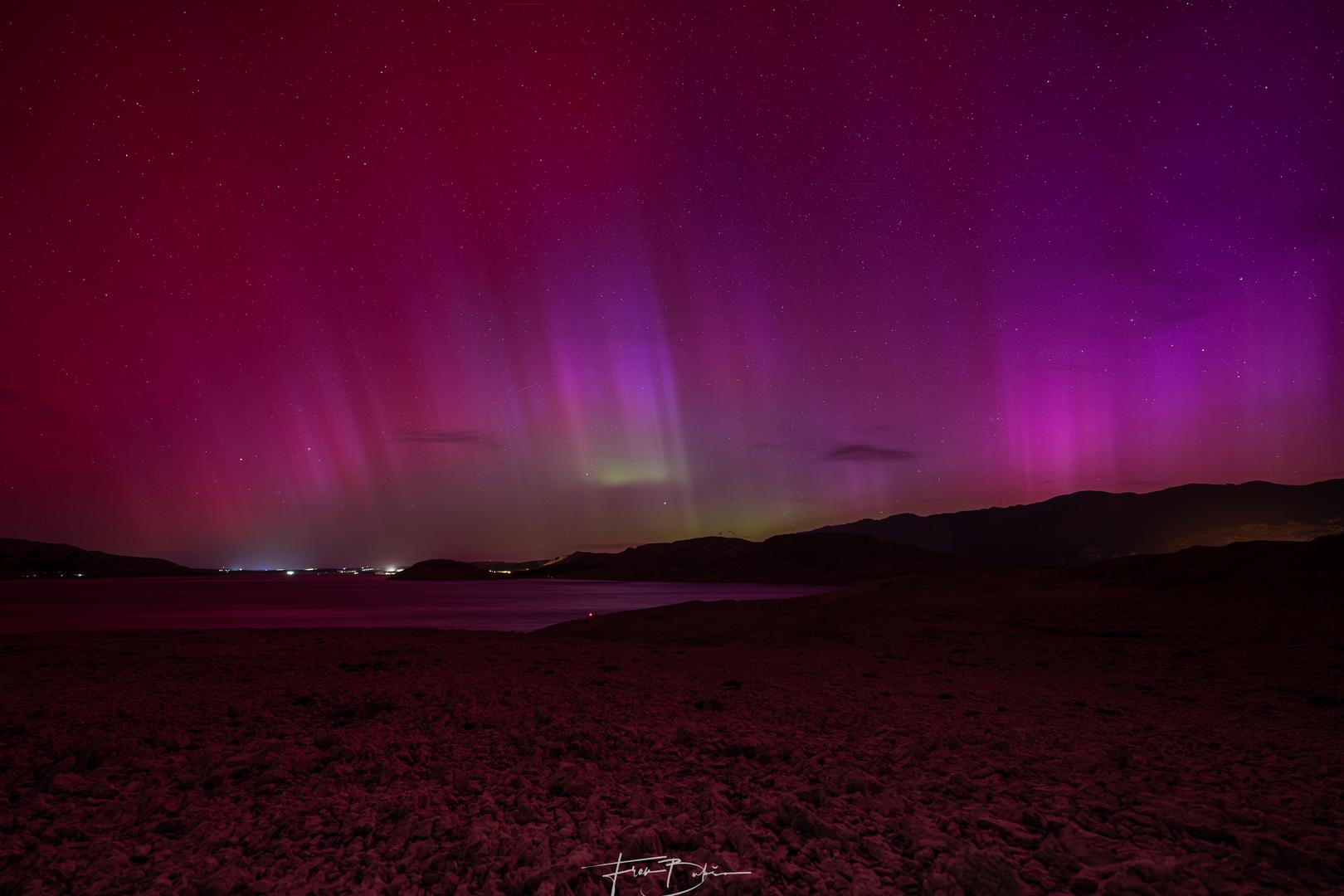 Otok Pag/ Čitatelji su nam tijekom noći slali fotografije ovog spektakla na nebu, povodom čega ih mi i objavljujemo, a prizor je doista čudesan.

