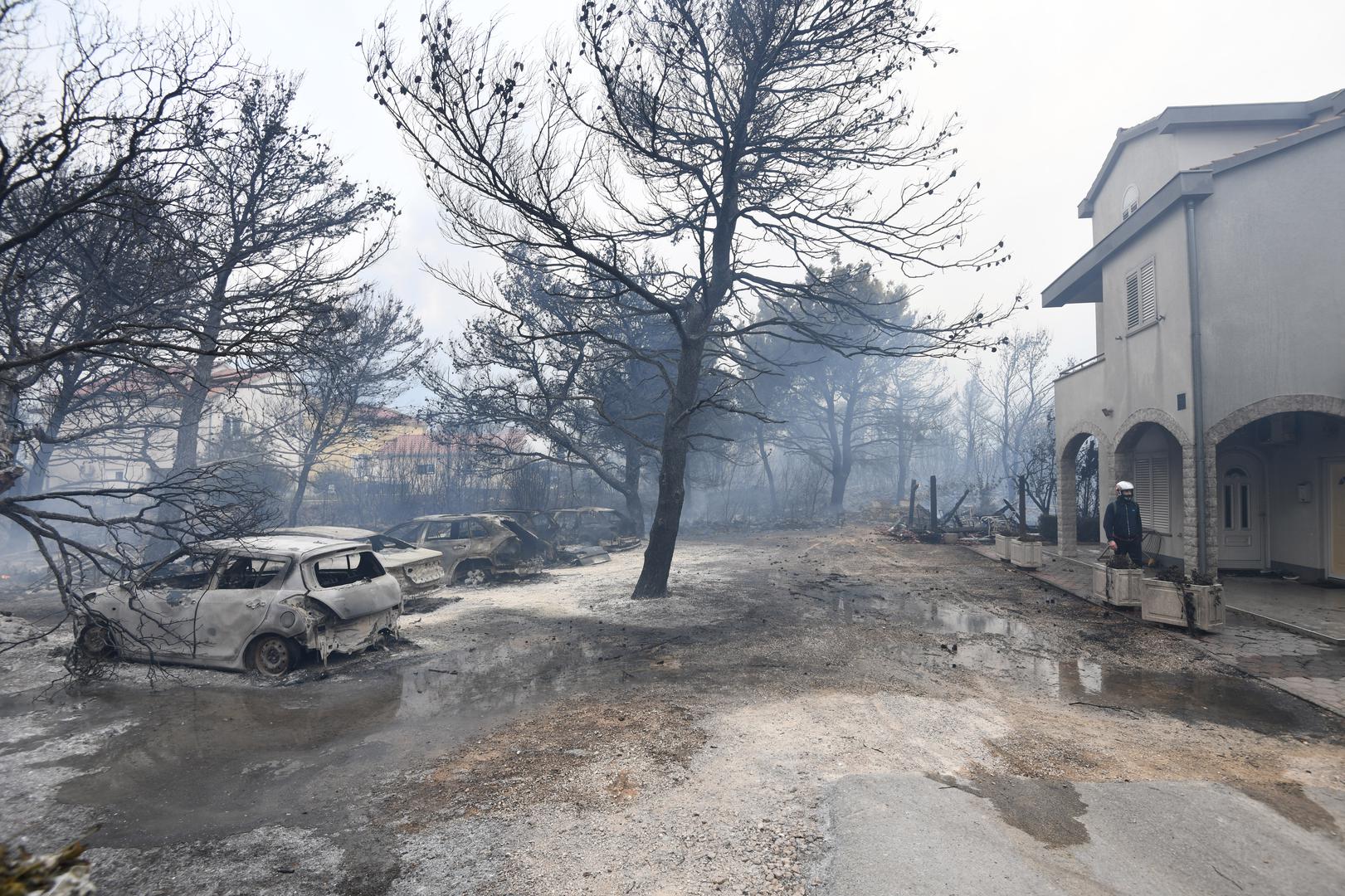 Zbog jakih udara vjetra požar koji je iza 11 sati buknuo kod Grebaštice u blizini Šibenika još uvijek nije pod kontrolom i širi se nošen jugom, zahvatio je i stambene objekte, a stožer civilne zaštite odlučio je da se evakuirani stanovnici smjeste u sportsku dvoranu Baldekin