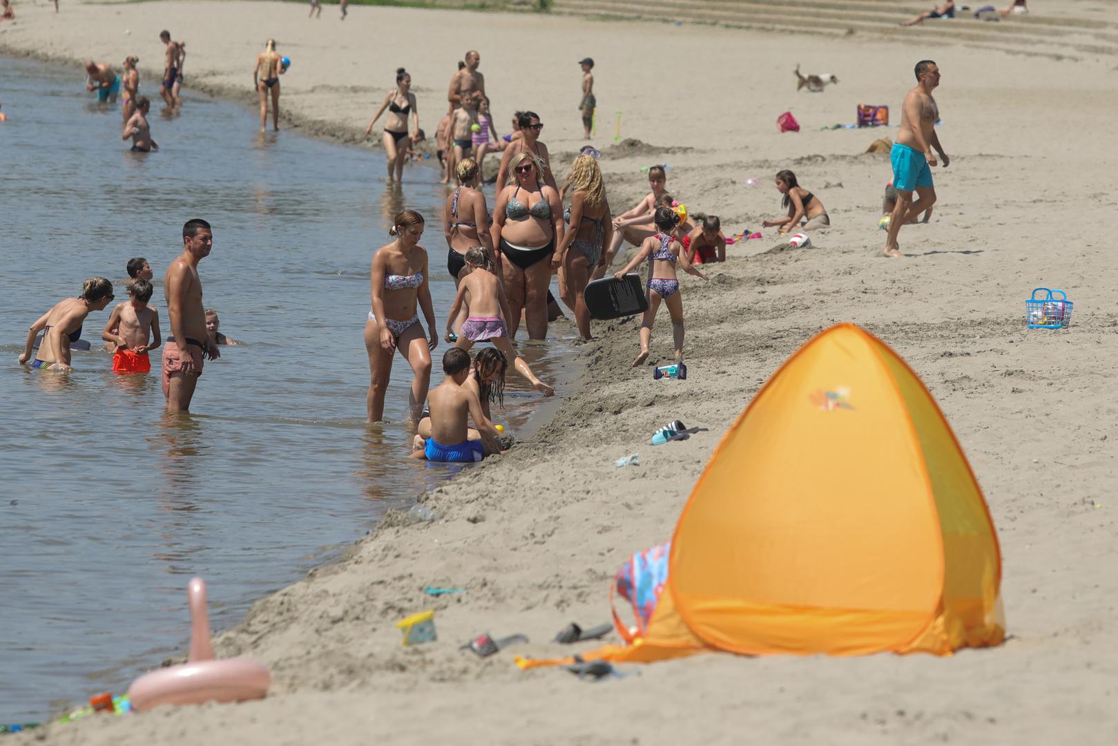 09.07.2023., Osijek - Visoki vodostaj Drave ''zatvorio'' je sve divlje plaze pa Osjecani osvjezenje traze na kupalistu uz Kopiku. Photo: Dubravka Petric/PIXSELL