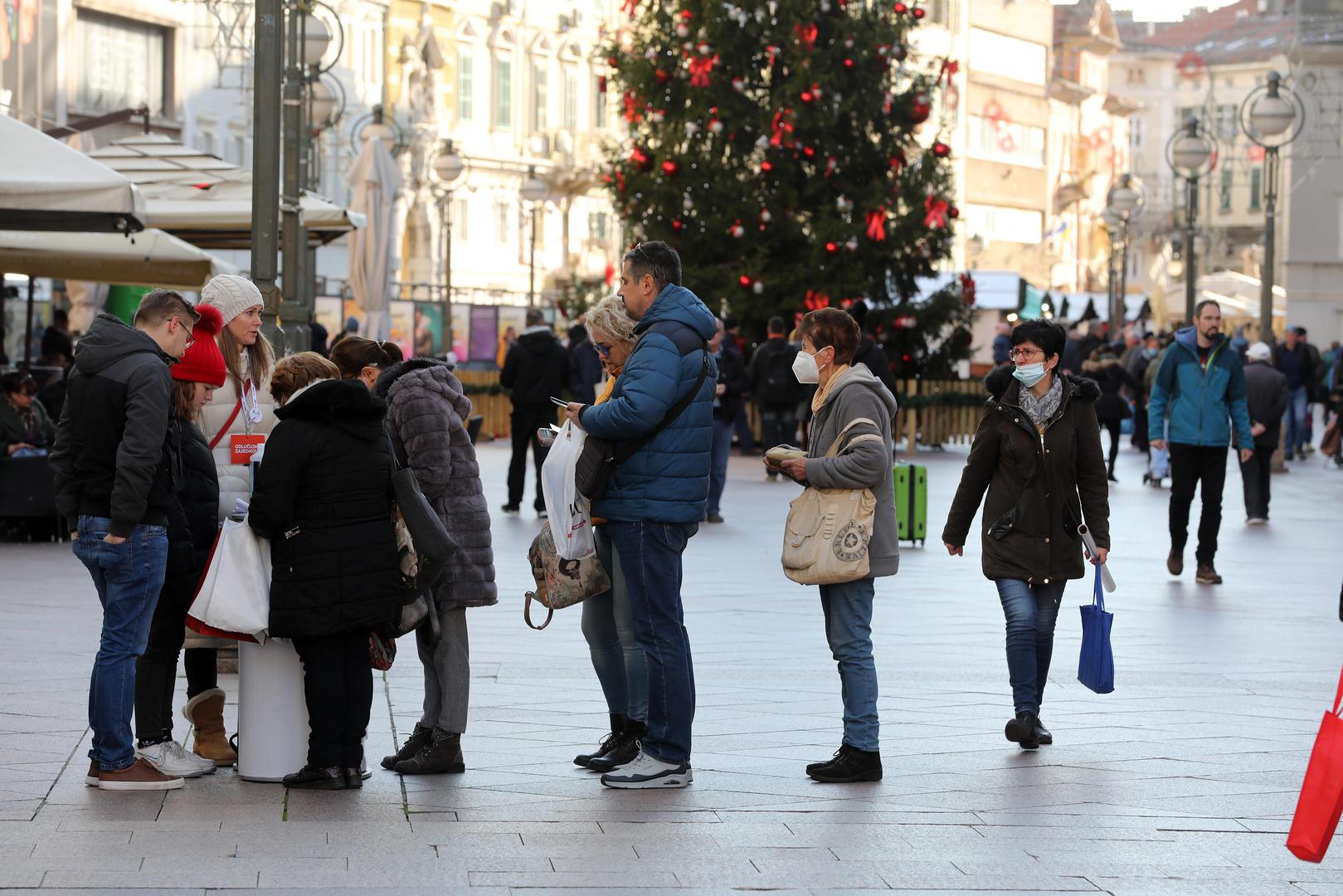 04.12.2021., Rijeka - Zapocelo je prikupljanje potpisa za raspisivanje referenduma protiv COVID potvrda i drugih protupandemijskih mjera i protiv Stozera. Akciju su pokrenuli Mostovci. U Rijeci se potpisi prikupljaju na KOrzu i gradskoj trznici.
Photo: Goran Kovacic/PIXSELL