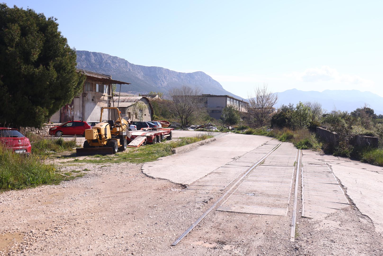 20.04.2023., Split - Deponij radioaktivne sljake na lokaciji nekadašnje tvornice Jugovinil u Kastel Sucurcu. Photo: Miroslav Lelas/PIXSELL