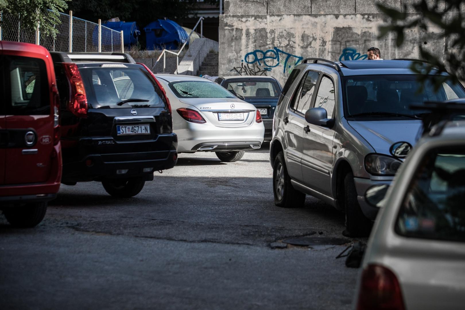 02.07.2021., Split - Pod vozilo u Lucicevoj ulici u Splitu postavljena je eksplozivna naprava koja je ostetila sest vozila, a jedna osoba je zatrazila lijecnicku pomoc. Jutros je na mjestu eksplozije zapoceo ocevid.
Photo: Milan Sabic/PIXSELL