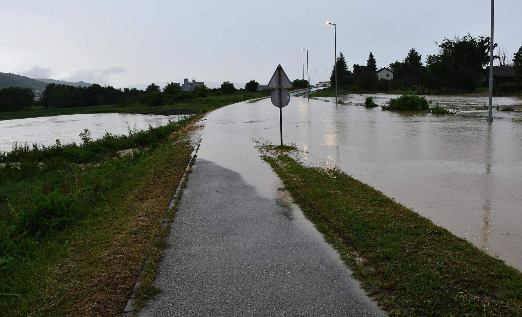 08.06.2023., Pozega - Snazno nevrijeme zahvatilo Pozestinu i grad Pozegu. Obilan pljusak oko 18 sati zamracio je nebo, upalila se javna rasvjeta, a velika kolicina vode preplavila je prometnice i napravila prometni kolaps na vise mjesta u gradu.  U Osjeckoj ulici u Pozegi voda je prekrila prometnicu, tako da su neki automobili ostali zarobljeni. Policija i vatrogasci su na terenu, a promet se preusmjerava.  Photo: Ivica Galovic/PIXSELL