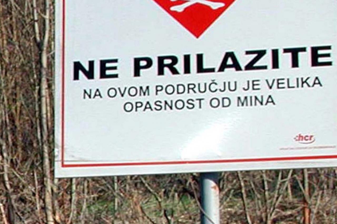 'za ivu bralica - pod- 220703 - virovitica  - obiljezeno minsko polje petnaestak metara od prometnice kod ceralija  snimio:dragutin santosi'