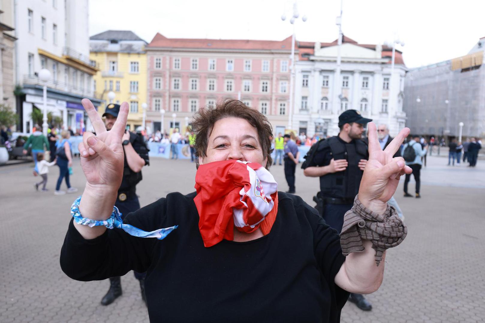 03.06.2023., Zagreb - Na Trgu bana jelacica okupilo se par desetaka prosvjednika protiv molitelja koji svake prve subote u mjesecu mole musku krunicu. 

Udruga Domino zajedno s umjetnicom Arijanom Lekic Fridrih ponovno, sedmi put za redom, prve subote u mjesecu organizira participativni umjetnicki performans Tiha misa. Photo: Sanjin Strukic/PIXSELL