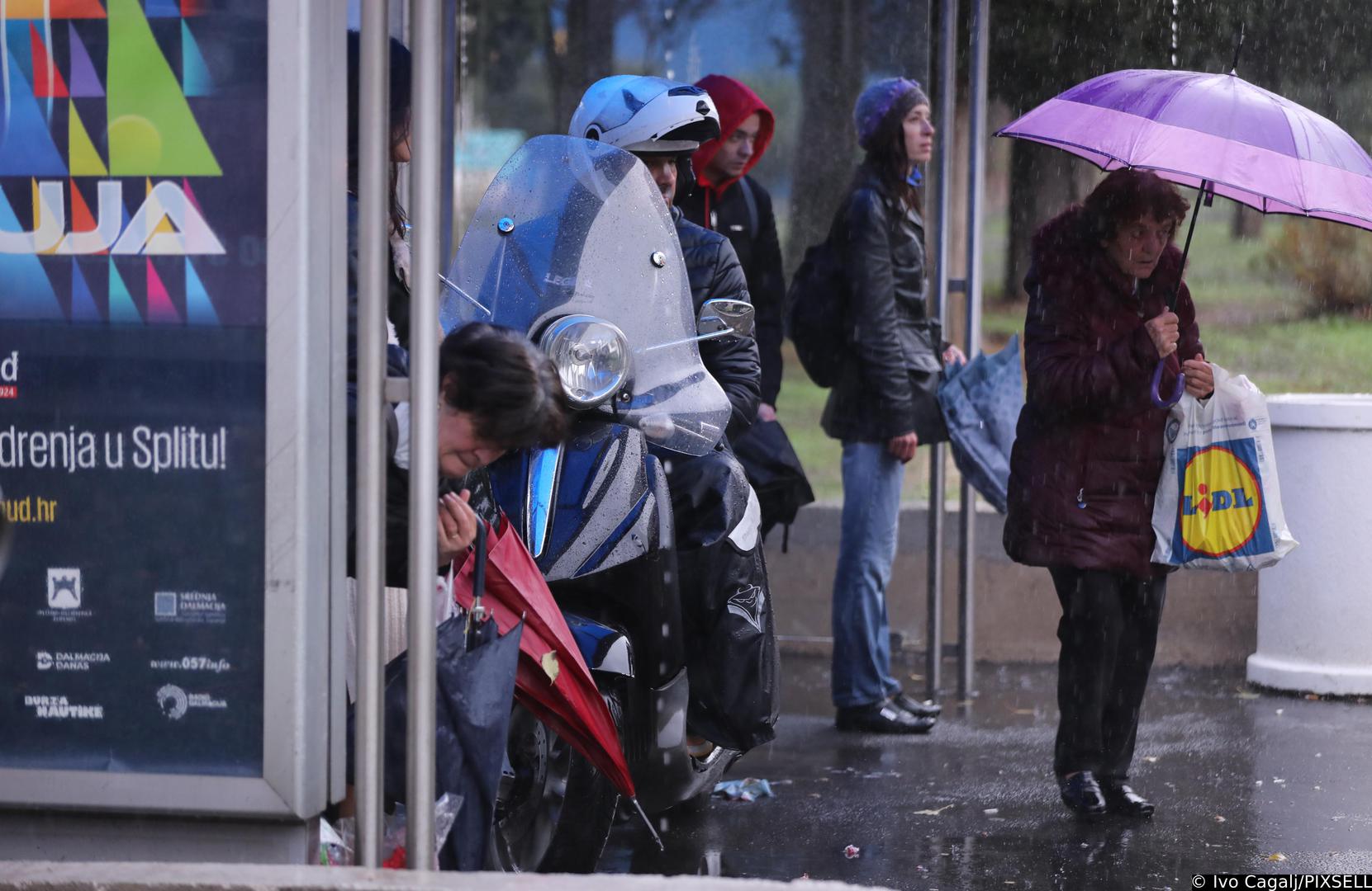 08.12.2022., Split - Obilna kisa zahvatila Split i okolicu stvarajuci probleme pjesacima i vozilima. Photo: Ivo Cagalj/PIXSELL