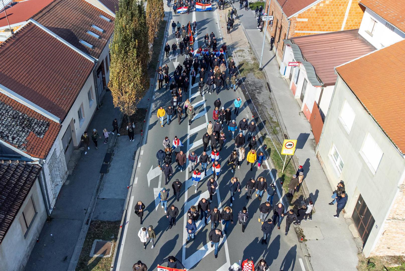 Među sudionicima su i brojni saborski zastupnici, predstavnici političkih stranaka, među kojima kojima je i zagrebački gradonačelnik Tomislav Tomašević, koji će po dolasku na groblje nakon polaganja vijenaca biti nazočni i misi zadušnici koju će predvoditi apostolski nuncij u RH Giorgio Lingua. Hina